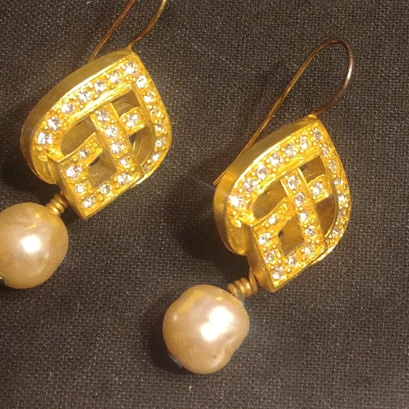 Linda Levinson Goldtone Rhinestone Pearl  Dangle Earrings - Picture 6 of 6